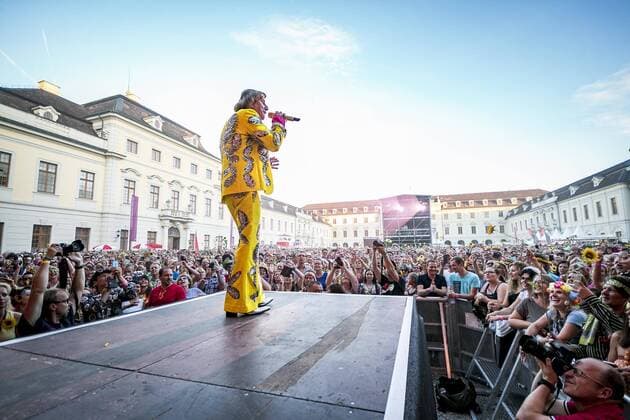 Dieter Thomas Kuhn & Band live bei den KSK Music Open in Ludwigsburg LUDWIGSBURG:Weit über 3 Millionen Besucher auf den Konzerten und über 1 Million verkaufter Tonträger mit zwei goldenen CDs sprechen eine deutliche Sprache: Dieter Thomas Kuhn & Band machen süchtig! Süchtig nach ihren Konzerten, nach guter Laune, nach Party, nach den nettesten und schärfsten Fans der Welt, nach einem Abend und einer Nacht der ganz besonderen Art. Wer schon einmal da war, weiß, wovon man spricht. Wer einmal da war, kommt immer wieder. Wir haben die Bilder vom Konzert von Samstagabend., Ludwigsburg Copyright: 7aktuell.de