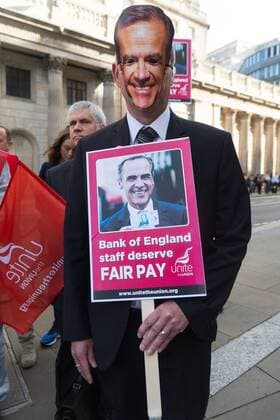 Kanada, Mark Carney wird neuer Premierminister, Archivbilder August 1, 2017 - London, London, UK - London, UK. Members of Unite trade union wearing masks of Mark Carney, governor of the Bank of England, hold a demonstration outside the Bank of England The strike is the first strike at the iconic bank in over 50 years due to being offered a below inflation pay offer. London UK  - ZUMAl94_ 20170801_zaf_l94_005 Copyright: xRayxTangx