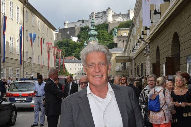 Auffahrt zur Premiere Lady MacBeth von Mzenzk vor dem Großen Festspielhaus in Salzburg. Dieses Bild zeigt den Reporter und Miderator des bayrischen Rundfunks Max Moor 2017 - Auffahrt zur Premiere Lady MacBeth von Mzenzk vor dem Großen Festspielhaus in Salzburg