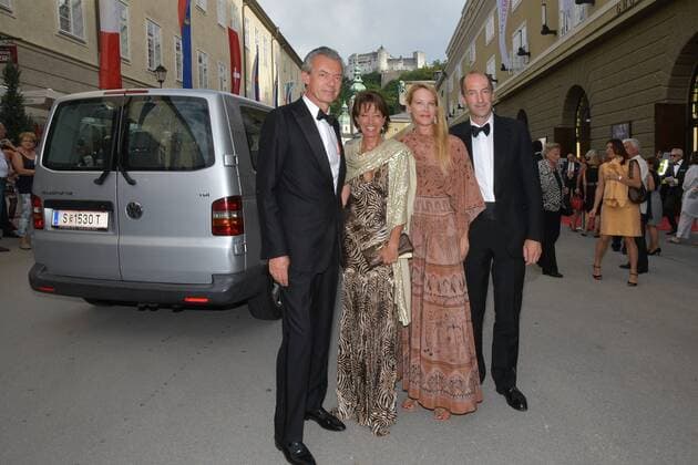 Auffahrt zur Premiere Lady MacBeth von Mzenzk vor dem Großen Festspielhaus in Salzburg. Dieses Bild zeigt Pierre de Labouchere mit Ehefrau Christina und Eva Dichand mit Christoph Dichand 2017 - Auffahrt zur Premiere Lady MacBeth von Mzenzk vor dem Großen Festspielhaus in Salzburg
