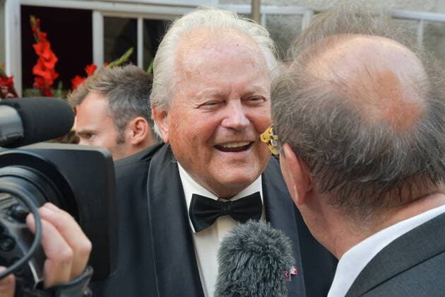 Auffahrt zur Premiere Lady MacBeth von Mzenzk vor dem Großen Festspielhaus in Salzburg. Dieses Bild zeigt Baron friedrich Mayr-Melnhof im Interview mit dem ORF 2017 - Auffahrt zur Premiere Lady MacBeth von Mzenzk vor dem Großen Festspielhaus in Salzburg