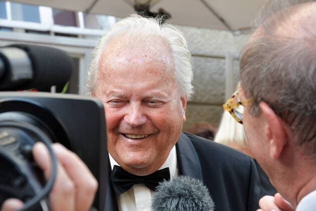 Auffahrt zur Premiere Lady MacBeth von Mzenzk vor dem Großen Festspielhaus in Salzburg. Dieses Bild zeigt Baron friedrich Mayr-Melnhof im Interview mit dem ORF 2017 - Auffahrt zur Premiere Lady MacBeth von Mzenzk vor dem Großen Festspielhaus in Salzburg