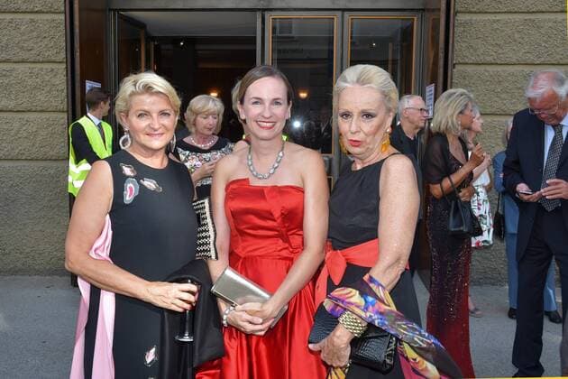 Auffahrt zur Premiere Lady MacBeth von Mzenzk vor dem Großen Festspielhaus in Salzburg. Dieses Bild zeigt v.l.n.r.: Marlies Muhr, Maria Großbauer, Eva Maria Baronin von Schilgen 2017 - Auffahrt zur Premiere Lady MacBeth von Mzenzk vor dem Großen Festspielhaus in Salzburg