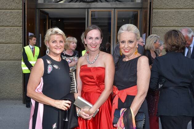Auffahrt zur Premiere Lady MacBeth von Mzenzk vor dem Großen Festspielhaus in Salzburg. Dieses Bild zeigt v.l.n.r.: Marlies Muhr, Maria Großbauer, Eva Maria Baronin von Schilgen 2017 - Auffahrt zur Premiere Lady MacBeth von Mzenzk vor dem Großen Festspielhaus in Salzburg
