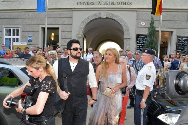 Auffahrt zur Premiere Lady MacBeth von Mzenzk vor dem Großen Festspielhaus in Salzburg. Dieses Bild zeigt die Opernsänger Yusif Eyvazov und Anna Netrebko 2017 - Auffahrt zur Premiere Lady MacBeth von Mzenzk vor dem Großen Festspielhaus in Salzburg