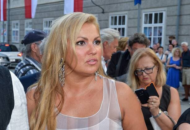 Auffahrt zur Premiere Lady MacBeth von Mzenzk vor dem Großen Festspielhaus in Salzburg. Dieses Bild zeigt die Opernsängerin Anna Netrebko 2017 - Auffahrt zur Premiere Lady MacBeth von Mzenzk vor dem Großen Festspielhaus in Salzburg