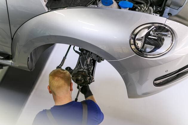 Ein Auszubildender neben einem Golf TDI mit offener Motorhaube in der dualen Ausbildungsstaette im Werk der Volkswagen AG Wolfsburg, 04.08.2017. Wolfsburg Deutschland Copyright: xMichaelxGottschalk photothek.netx