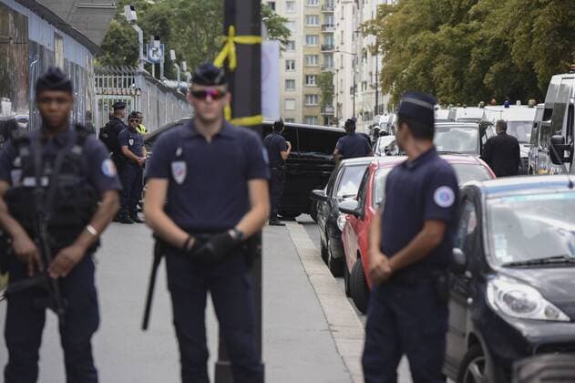Neymar Junior arrives at the Psg s stadium while an huge safety device is deployed arround the Parc des Princes in Paris. Neymar Jr.; Atmosphere Paris France  538086