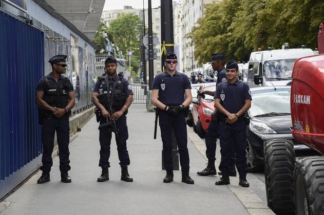 Neymar Junior arrives at the Psg s stadium while an huge safety device is deployed arround the Parc des Princes in Paris. Neymar Jr.; Atmosphere Paris France  538086