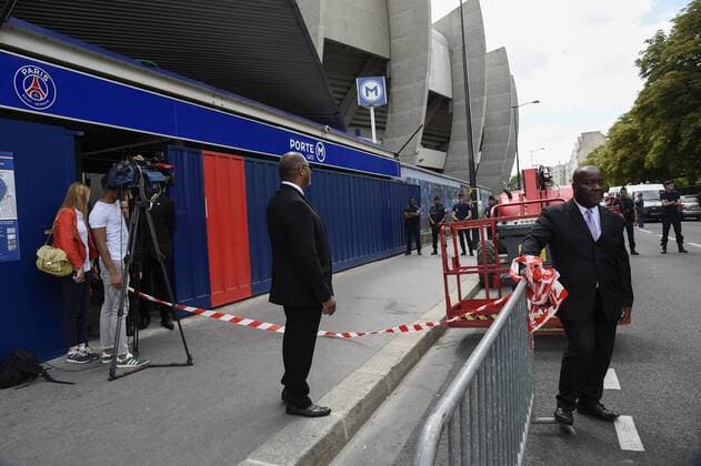 Neymar Junior arrives at the Psg s stadium while an huge safety device is deployed arround the Parc des Princes in Paris. Neymar Jr.; Atmosphere Paris France  538086