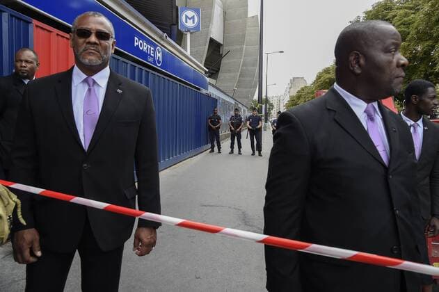 Neymar Junior arrives at the Psg s stadium while an huge safety device is deployed arround the Parc des Princes in Paris. Neymar Jr.; Atmosphere Paris France  538086