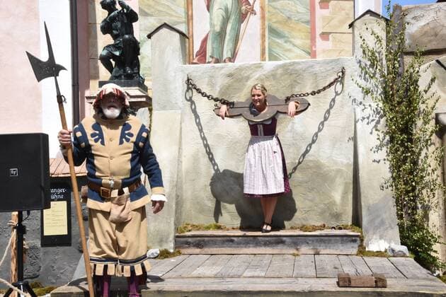 Bilder des Tages Ritterspiel Brunnstein Hexe in der Folter Mittenwald 05.08.17 Bozner Markt Historischer Handels-Handwerkermarkt Mittenwald