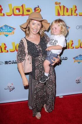 Beverley Mitchell und ihr Sohn Hutton Cameron bei der The Nut Job 2: Nutty by Nature Film Premiere am 5.08.2017 in Los Angeles The Nut Job 2: Nutty by Nature Filmpremiere in Los Angeles 