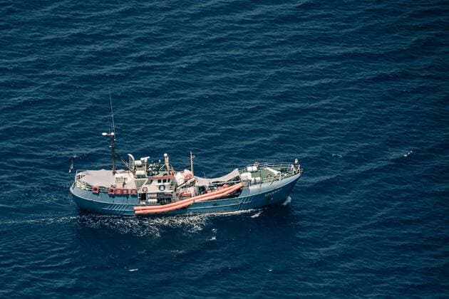 Das inzwischen von der Staatsanwaltschaft Trapani beschlagnahmte Rettungsboot Iuventa der deutschen Hilfsorganisation NGO Jugend rettet, Location: Mittelmeer, Kueste vor Lybien, beobachtet aus dem SAR-Flugzeug (Search and Rescue), Suchflugzeug Moonbird von der Hilfsorganisation Sea-Watch Donnerstag 13.07.2017, Mittelmeer