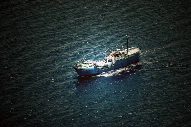 Das inzwischen von der Staatsanwaltschaft Trapani beschlagnahmte Rettungsboot Iuventa der deutschen Hilfsorganisation NGO Jugend rettet, Location: Mittelmeer, Kueste vor Lybien, beobachtet aus dem SAR-Flugzeug (Search and Rescue), Suchflugzeug Moonbird von der Hilfsorganisation Sea-Watch Donnerstag 13.07.2017, Mittelmeer