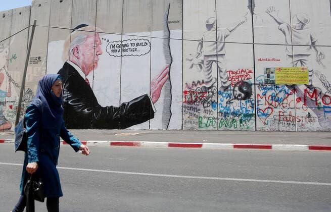 Themen der Woche August 6, 2017 - Bethlehem, West Bank, Palestinian Territory - A Palestinian woman walks past a graffiti depicting US President Donald Trump on the controversial Israeli separation barrier in the West Bank town of Bethlehem on August 8, 2017 Bethlehem Palestinian Territory - ZUMAap3_ 20170806_zaf_ap3_040 Copyright: xShadixHatemx