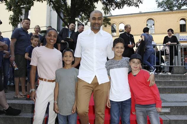 Ademola Okulaja mit Ehefrau Michaela-Oretha und den Söhnen Adeisaiya und Adenoah bei der Premiere des Kinofilms Bigfoot Junior The Son of Bigfoot im Kino in der Kulturbrauerei. Berlin, 06.08.2017 Foto:xS.xGabschx xFuturexImage
