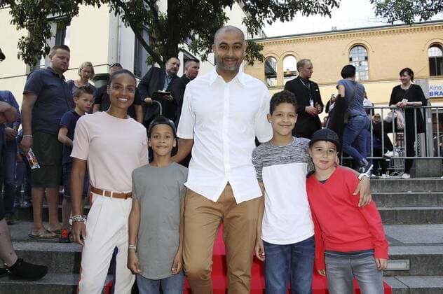 Ademola Okulaja mit Ehefrau Michaela-Oretha und den Söhnen Adeisaiya und Adenoah bei der Premiere des Kinofilms Bigfoot Junior The Son of Bigfoot im Kino in der Kulturbrauerei. Berlin, 06.08.2017 Foto:xS.xGabschx xFuturexImage