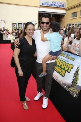 Bülent Sharif mit Ehefrau Emy und Sohn Tinucin-Khan bei der Premiere des Kinofilms Bigfoot Junior The Son of Bigfoot im Kino in der Kulturbrauerei. Berlin, 06.08.2017 Foto:xS.xGabschx xFuturexImage