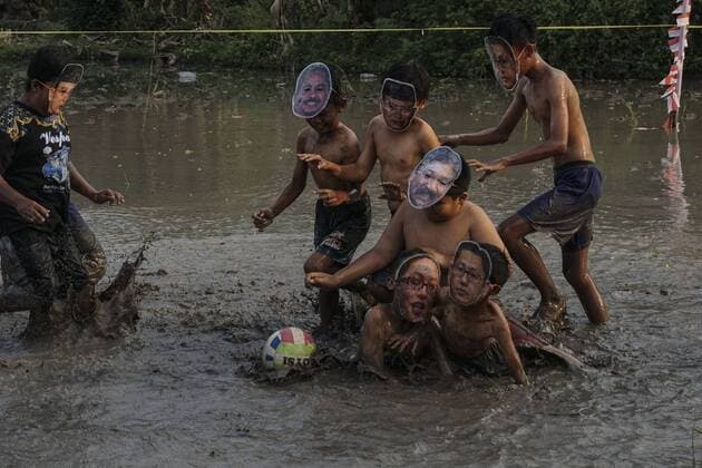 August 6, 2017 - Sleman, Yogyakarta, Indonesia - Indonesian boys wears Indonesian corruptor mask compete for a ball as their playing mud soccer during the 72th Indonesia National Independence day celebration in Yogyakarta, Indonesia on August 6, 2017. Indonesian Independence day is commemorated every August 17th. Sleman Indonesia  - ZUMAn230 20170806_zaa_n230_324 Copyright: xNugrohoxHadixSantosox