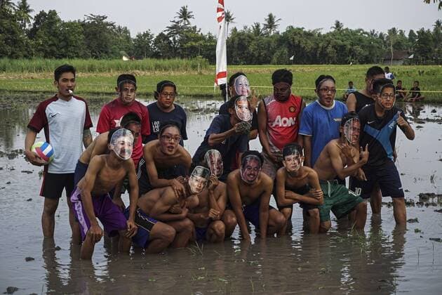 August 6, 2017 - Sleman, Yogyakarta, Indonesia - Indonesian boys wears Indonesian corruptor mask compete for a ball as their playing mud soccer during the 72th Indonesia National Independence day celebration in Yogyakarta, Indonesia on August 6, 2017. Indonesian Independence day is commemorated every August 17th. Sleman Indonesia  - ZUMAn230 20170806_zaa_n230_340 Copyright: xNugrohoxHadixSantosox