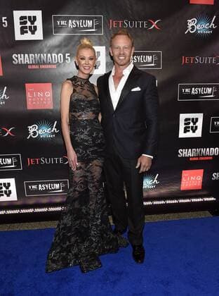 Actors Tara Reid (L) and Ian Ziering arrive at the premiere of Sharknado 5: Global Swarming at The LINQ Hotel & Casino in Las Vegas, Nevada on August 6, 2017.  LAV20170806713 DAVIDxBECKER
