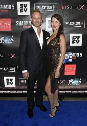 Actor Ian Ziering (L) and his wife Erin Kristine Ludwig arrive at the premiere of Sharknado 5: Global Swarming at The LINQ Hotel & Casino in Las Vegas, Nevada on August 6, 2017.  LAV20170806722 DAVIDxBECKER