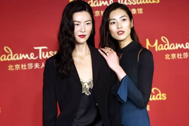 --FILE--Chinese model Liu Wen, right, poses with a wax figure of her at the Madame Tussauds wax museum in Beijing, China, 4 August 2017. Liu Wen s wax figure lands in Madame Tussauds Beijing  pbu663732_05