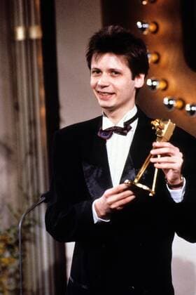 Die Goldene Kamera 1988, Verleihung am 18. Februar 1989 im Verlagshaus der Axel Springer GmbH in Berlin, Preisträger Günther Jauch mit seiner Trophäe als Bester Moderator für Na siehste!