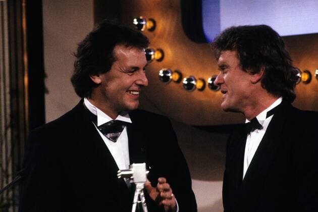 Die Goldene Kamera 1988, Verleihung am 18. Februar 1989 im Verlagshaus der Axel Springer GmbH in Berlin, Sepp Maier und Preisträger Jörg Wontorra (2. Platz Bester Sportreporter)