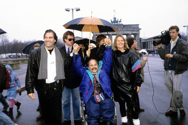 Internationale Filmfestspiele von Berlin 1990, Oliver Stone mit Frau Elizabeth und dem echten Ron Kovic