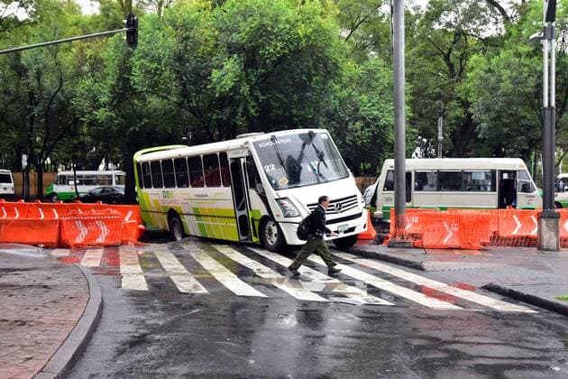 August 10, 2017 - EUM20170810NAC01.JPG.CIUDAD DE MEXICO AccidentAccidente-CDMX.- Un camion de transporte de personal cae en una zanja provocada por las obras del Metrobus Linea 7, sobre Pase de la Reforma y Chivatito. Foto: Agencia EL UNIVERSALHugo GarciaJMA.  - ZUMAu78_ 20170810_zaf_u78_011 Copyright: xElxUniversalx