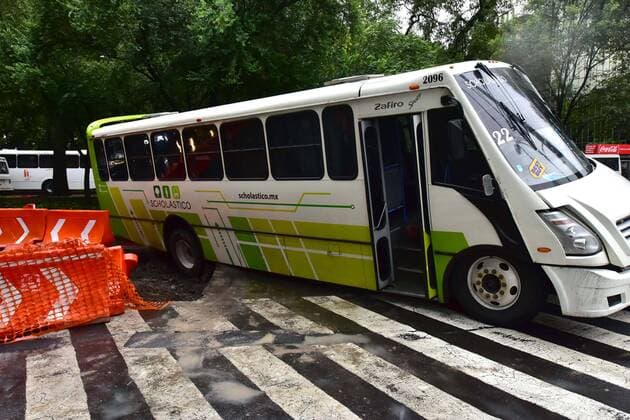 August 10, 2017 - EUM20170810NAC02.JPG.CIUDAD DE MEXICO AccidentAccidente-CDMX.- Un camion de transporte de personal cae en una zanja provocada por las obras del Metrobus Linea 7, sobre Pase de la Reforma y Chivatito. Foto: Agencia EL UNIVERSALHugo GarciaJMA.  - ZUMAu78_ 20170810_zaf_u78_012 Copyright: xElxUniversalx