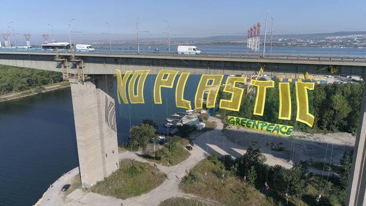 August 10, 2017 - Varna, Bulgaria - Greenpeace activists wave a big 50 metters long and 15 metters tall transperant wich says: No Plastic over 60 metters high Asparuhov bridge in the Black sea town of Varna, Thursday, Aug. 11, 2017. The environmental organizations Greenpeace started the campaign Break Free from Plastics with the purpose of transforming it into a citizens movement demanding less plastics in our lives and our seas and more sustainable solutions..Photo by: Petar Petrov Impact Press Group NurPhoto Varna Bulgaria  - ZUMAn230 20170810_zaa_n230_082 Copyright: xImpactpressgroup.Orgx