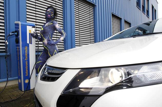 Opel Elektroauto an Solarstrom-Tanksäule mit Energie-Bodypainting Model Foto:xT.xSkupinx xFuturexImage