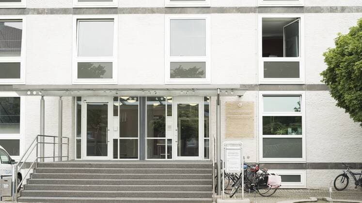 Oberverwaltungsgericht und Verfassungsgerichtshof Eingang zu Oberverwaltungsgericht und Verfassungsgerichtshof des Landes Nordrhein-Westfalen in Münster, 10.8.2017,