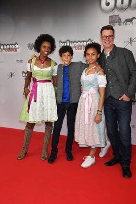 Florian Simbeck mit Ehefrau Stephanie und seinen Kindern Weltpremiere - bullyparade Der Film Mathäser Filmpalast Kino, Fernsehen München 13. August 2017