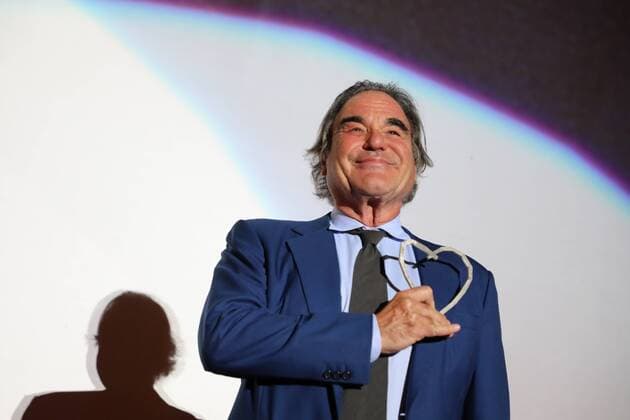 Themen der Woche Bilder des Tages (170814) -- SARAJEVO, Aug. 14, 2017 -- Famous U.S. film director Oliver Stone shows to the audience his award during the 23rd Sarajevo Film Festival(SFF) in Sarajevo, Bosnia and Herzegovina, on Aug. 13, 2017. Oliver Stone received Honorary Heart of Sarajevo on the festival for his remarkable contribution to the art of film. )(yk) BOSNIA AND HERZEGOVINA-SARAJEVO-SARAJEVO FILM FESTIVAL HarisxMemija 