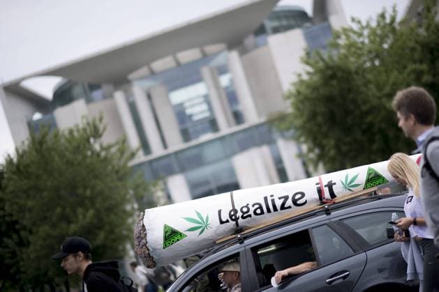 Hanfparade Berlin DEU, Deutschland, Germany, Berlin, 12.08.2017 Teilnehmer mit Joint Legalize It auf der Demonstration Hanfparade unter dem Motto Breiter kommen Wir Weiter fuer fuer Die Leagalisierung von Cannabis als Rohstoff und Medikament vor dem Bundeskanzleramt in Berlin. Der Protest fordert eine Legalisierung und Freigabe von Cannabis als Medizin, Rohstoff und Genussmittel und richtet sich gegen ein Hanfverbot und das Betaeubungsmittelgesetz BtMG. Activist with joint Legalize it in support of the legalization of marijuana and Cannabis in Germany during the annual rally Hanfparade under the slogan Hemp Parade in Berlin. The consumption of cannabis in Germany is legal, but growing, importing and selling is illegal. Since the introduction of a law in 2009, the sale and possession of marijuana for licenced medicinal use is legal