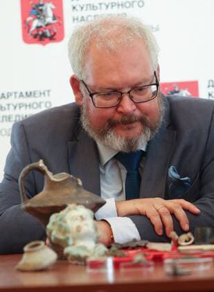 MOSCOW, RUSSIA - AUGUST 14, 2017: Leonid Kondrashev, Deputy Head of the Moscow Government s Cultural Heritage Department, opens an exhibition of archaeological finds discovered on the construction site for Moscow s Zaryadye Park. Vyacheslav Prokofyev TASS  TS05B47A