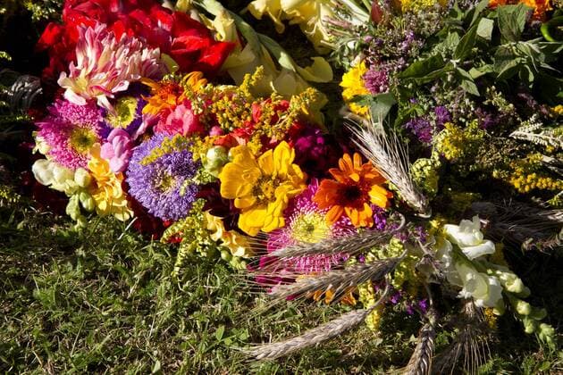 Winden Themenbild - Kraeuterweihe traditionelle Kraeuterweihe, Kraeuterbuschenweihe von Blumen, Straeucher und Kraeutern vor dem Altar auf dem Hoernleberg in Winden im Elztal an Maria Himmelfahrt Symbolbild, Themenbild, Featurebild Copyright: xFleigx xEibner-Pressefotox EP_dfg