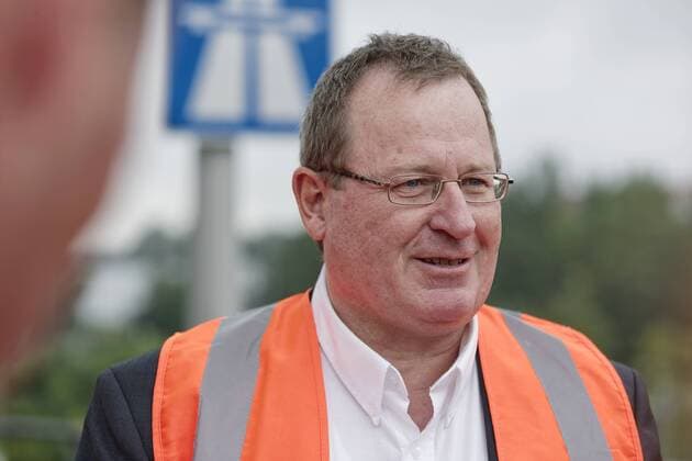 Berlins Verkehrsstaatssekretär Jens-Holger Kirchner 2017-08-16, Berlin, Deutschland - Jens-Holger Kirchner (Bündnis 90 Die Grünen), Verkehrsstaatssekretär in der Senatsverwaltung für Umwelt, Verkehr und Klimaschutz, während einer Besichtigung der Fahrbahn- und Betonsanierung auf der Berliner Stadtautobahn A100 im Zuge der Rudolf-Wissell-Brücke.