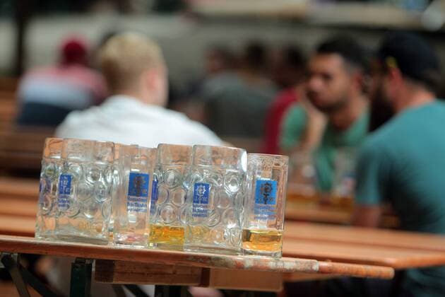 geleerte Maß Bier stehen auf einem Biertisch im Augustiner in München, Bayenr, Deutschland