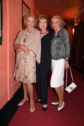Alice und Ellen Kessler mit Carolin Reiber Premiere Aufguss Komödie im Bayerischen Hof Theater München 15. August 2017