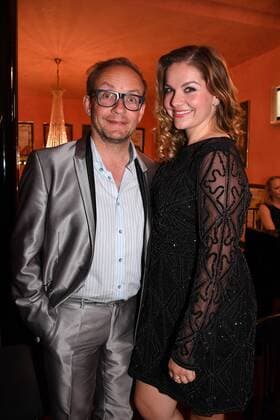 Wigand Boning mit Freundin Teresa Tischky Premiere Aufguss Komödie im Bayerischen Hof Theater München 15. August 2017
