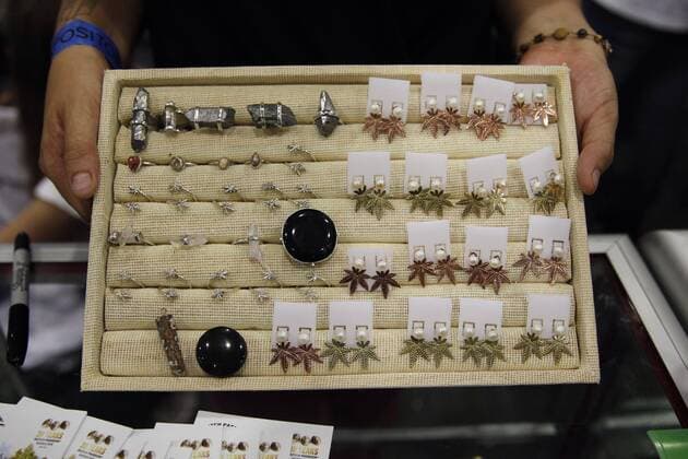 A participant sale accesories at the America Expoweed cannabis fair at the World Trade Center in Mexico City, Mexico, 18 August 2017. The cannabis fair opened its doors in the Mexican capital today with the health for the first time as a central axis, including a clinic in which specialists will offer diagnoses to patients at no cost. Cannabis fair opens in Mexico with a focus on medical use !ACHTUNG: NUR REDAKTIONELLE NUTZUNG!  Copyright: xSáshenkaxGutiérrezx MEX80 20170819-636387158089061106