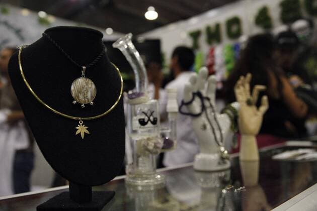 A participant sales accesories at the America Expoweed cannabis fair at the World Trade Center in Mexico City, Mexico, 18 August 2017. The cannabis fair opened its doors in the Mexican capital today with the health for the first time as a central axis, including a clinic in which specialists will offer diagnoses to patients at no cost. Cannabis fair opens in Mexico with a focus on medical use !ACHTUNG: NUR REDAKTIONELLE NUTZUNG!  Copyright: xSáshenkaxGutiérrezx MEX77 20170819-636387158719301106
