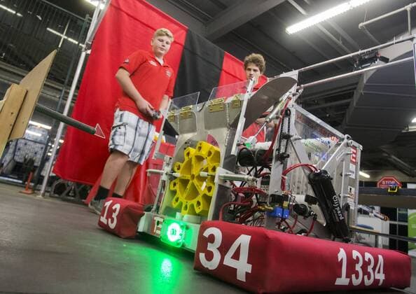 Kanada National Ausstellung in Toronto (170819) -- TORONTO, Aug. 19, 2017 -- High school students show a robot designed by themselves at the Innovation Garage during the 139th Canadian National Exhibition in Toronto, Canada, Aug. 18, 2017. )(yk) CANADA-TORONTO-CANADIAN NATIONAL EXHIBITION ZouxZheng 