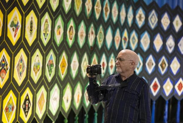 Kanada National Ausstellung in Toronto (170819) -- TORONTO, Aug. 19, 2017 -- A visitor takes photos of the Quilt of Belonging at the 139th Canadian National Exhibition in Toronto, Canada, Aug. 18, 2017. The Quilt of Belonging is a 36-metre-long and 3.5-metre-high collaborative textile artwork with 263 blocks representing the aboriginal groups and immigrants in Canada. ) (djj) CANADA-TORONTO-QUILT OF BELONGING ZouxZheng 