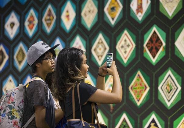 Kanada National Ausstellung in Toronto (170819) -- TORONTO, Aug. 19, 2017 -- Visitors take photos of the Quilt of Belonging at the 139th Canadian National Exhibition in Toronto, Canada, Aug. 18, 2017. The Quilt of Belonging is a 36-metre-long and 3.5-metre-high collaborative textile artwork with 263 blocks representing the aboriginal groups and immigrants in Canada. ) (djj) CANADA-TORONTO-QUILT OF BELONGING ZouxZheng 